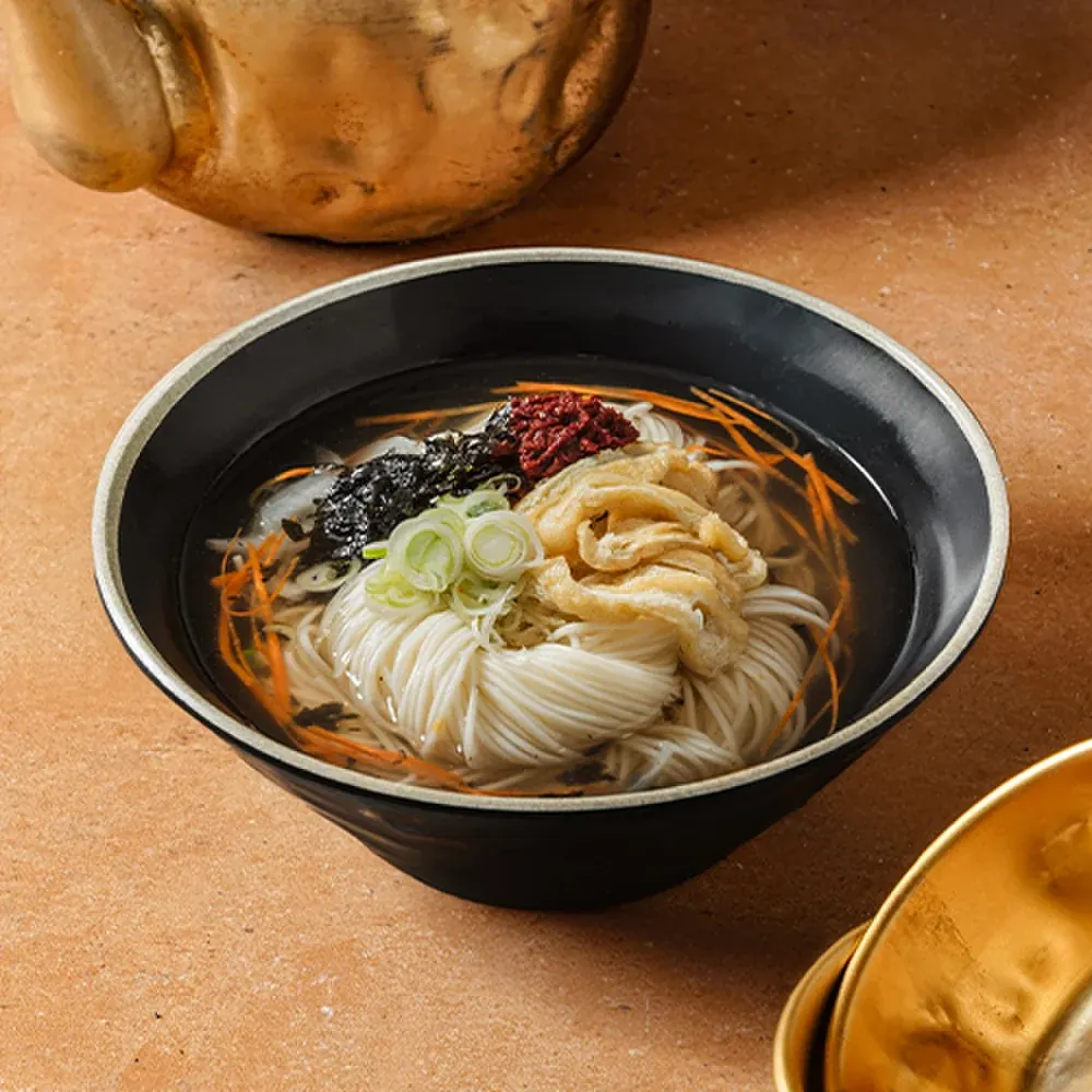 그릇에 담긴 멸치국수