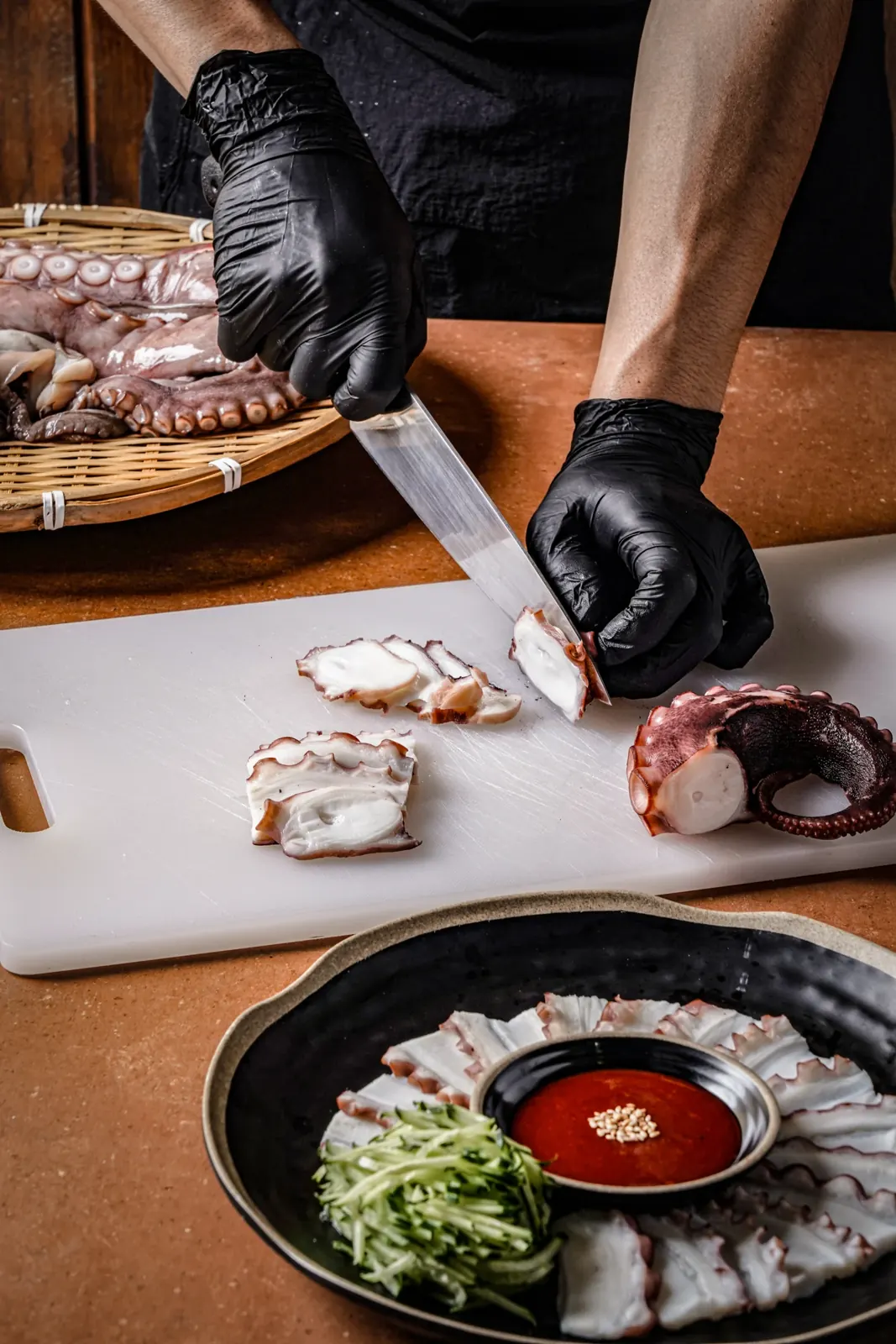 도마 위에서 해산물을 써는 조리 장면