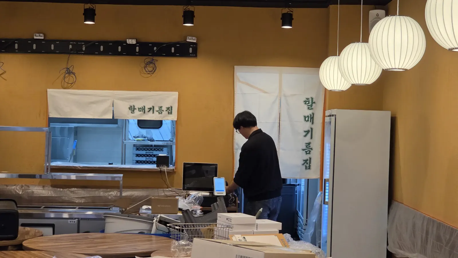 주방 설비가 갖춰진 매장 내부
