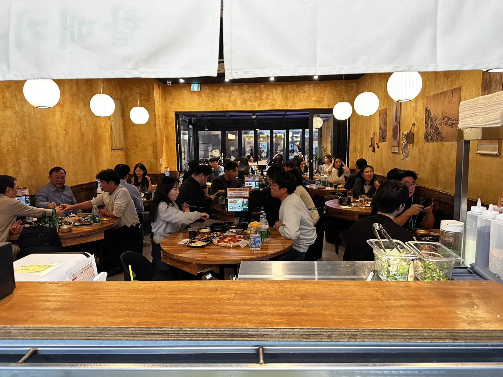 철판 조리대가 보이는 오픈 주방 카운터
